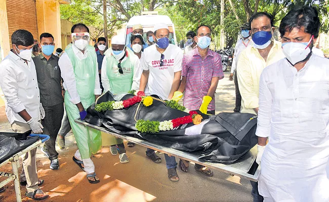 Bhumana karunakar Reddy performs last rites of 21 Covid victims - Sakshi