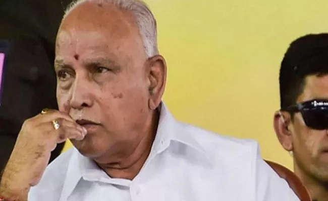 KA Covid Patient Wife Urges For Bed In Front Of CM Yediyurappa Home - Sakshi