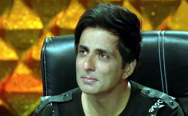 Sonu Sood Gets Emoyional After Death Of Covid Patient Bharathi - Sakshi