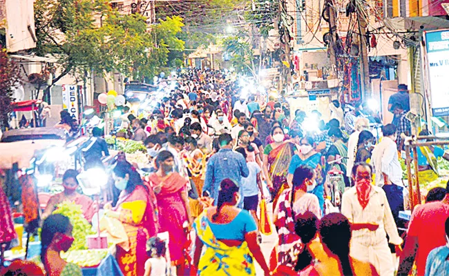 Hundreds Gather Market Places In Hyderabad - Sakshi