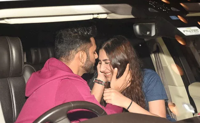 Khatron Ke Khiladi: Rahul Vaidya Kisses His Girl Friend At Airport - Sakshi