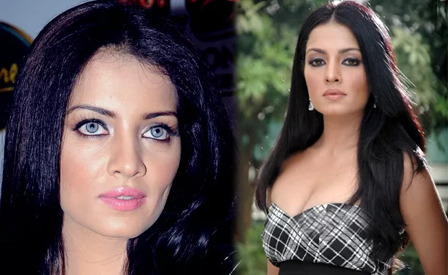 Celina Jaitley Lost Ability To Walk After Losing Her Father - Sakshi