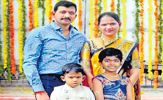 Sultan Bazar CI Laxman, His Wife Die In Road Accident - Sakshi