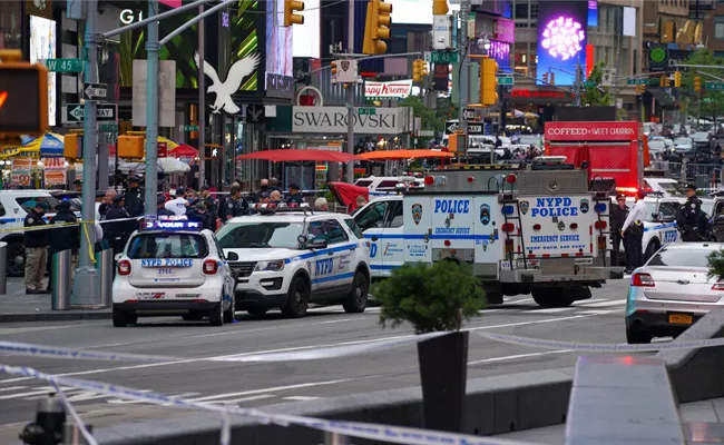  Gun And Open Fire In America Times Square - Sakshi