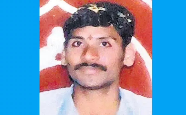 Railway Employee Assassinated In Malkajgiri At Hyderabad - Sakshi