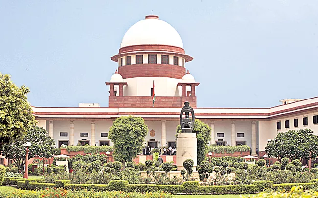 Supreme Court asks Centre about COVID vaccine-procurement policy - Sakshi