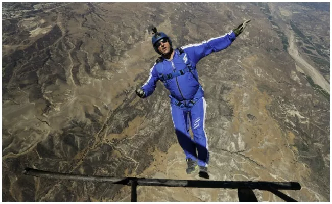 Man Jumped Out Of A Plane Without A Parachute From 25,000 Feet In America - Sakshi