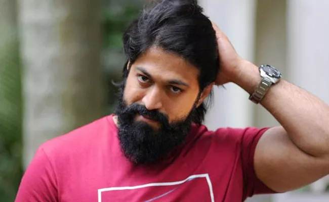 Yash Donate 1.5Cr Among 3000 Workers Of The Kannada Film Industry - Sakshi