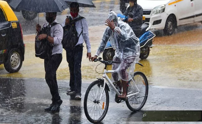 First Monsoon Rains Disrupts Life In Mumbai - Sakshi