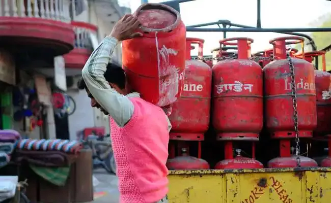 Customers Can Soon Refill Cylinder From The Distributors of Their Choice - Sakshi