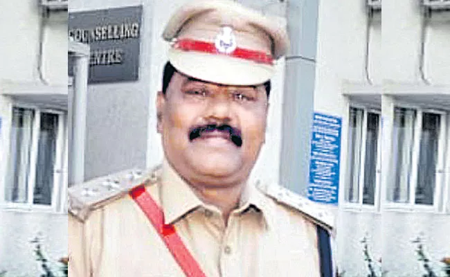 Hyderabad CCS Retired ACP Vijaykumar Seek Benefits - Sakshi