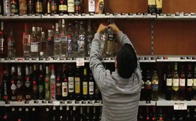 Home Delivery Of Liquor Delhi Excise Rules Come Into Effect Today - Sakshi