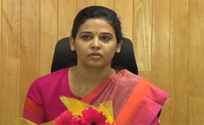 Karnataka Mla Sensational Comments On Ex Collector Rohini Sindhuri - Sakshi