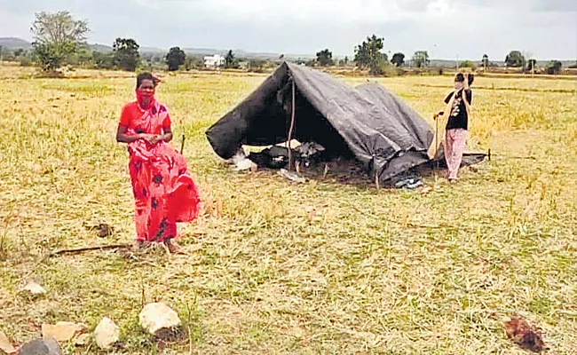 Trajedy Story Of Girl Effected With Corona Virus Evicted From Village - Sakshi