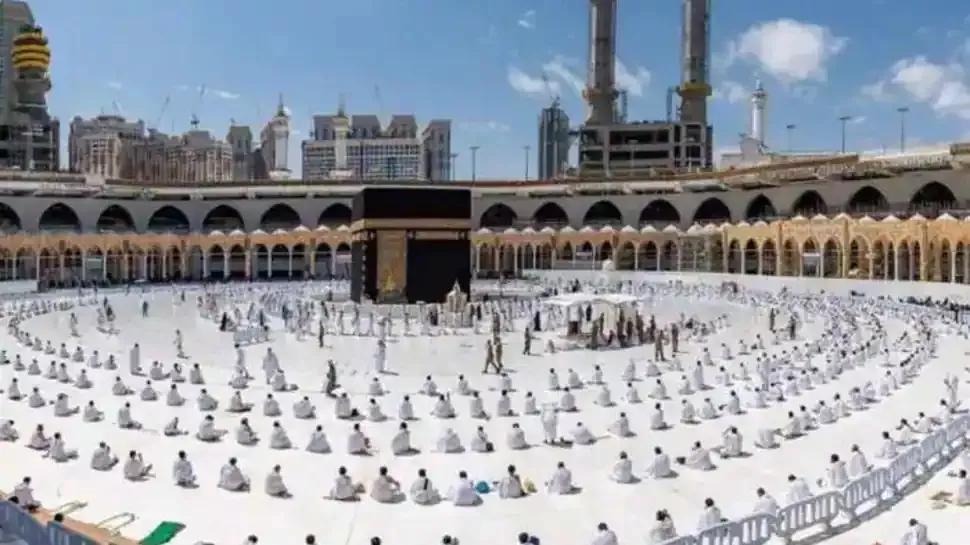 Saudi Arabia Cuts Pilgrim Limit to 60000 To Hajj - Sakshi