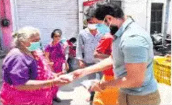 Actor Aari Distributes Food Packets For Poor People In Tiruvannamalai - Sakshi