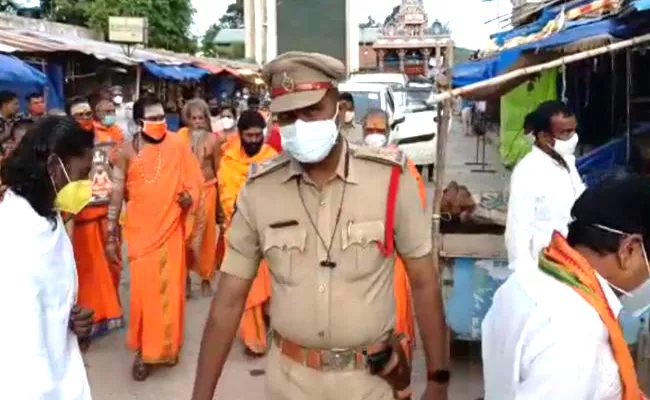 High Tension At Brahmamgari Matam - Sakshi