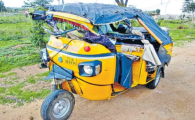 Lorry Rams Into Auto 2 Women Deceased Kamareddy Sadashivanagar - Sakshi