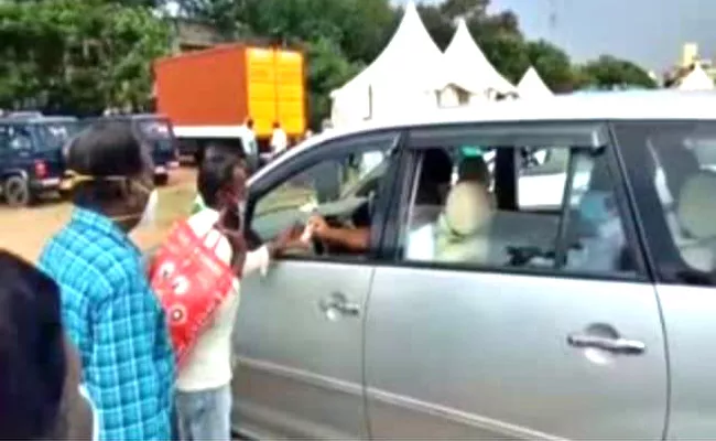 karnataka: Man Stop Minister Car And Requests To Polish His Shoes - Sakshi