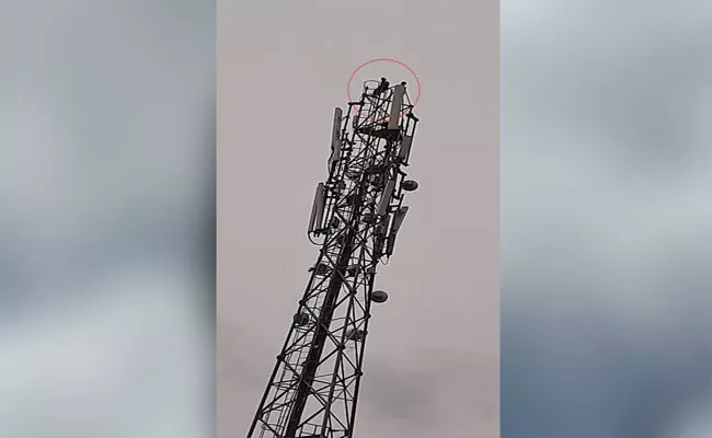 Man Climbs Mobile Tower After Cancelled His Marriage In Karnataka - Sakshi