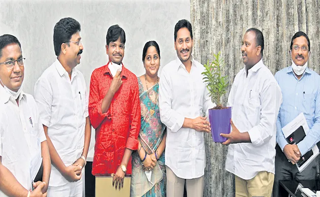 2008 DSC Candidates Meet with CM Jagan - Sakshi