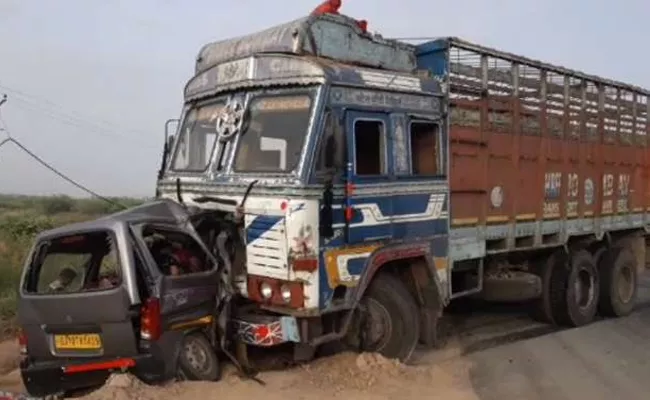 10 Lost Life In Car Truck Collision In Gujarat Anand District - Sakshi