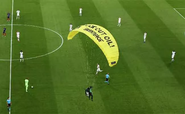 People Hurt By Parachuting Protestor At Euro 2020 Game - Sakshi