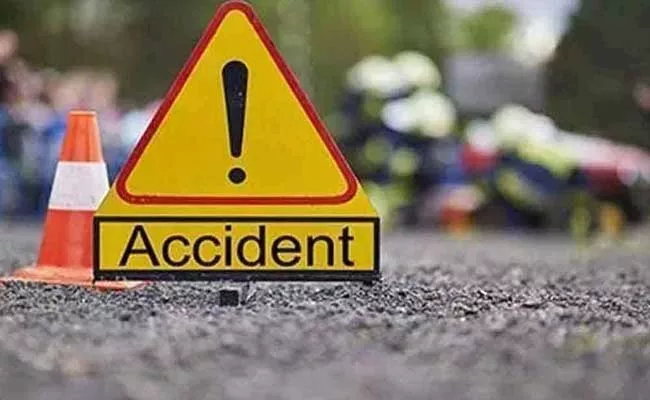 3 LifeLess In Ambulance Accident In Karnataka - Sakshi