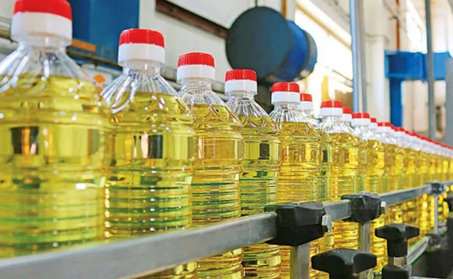 Govt cuts benchmark import price on edible oil - Sakshi