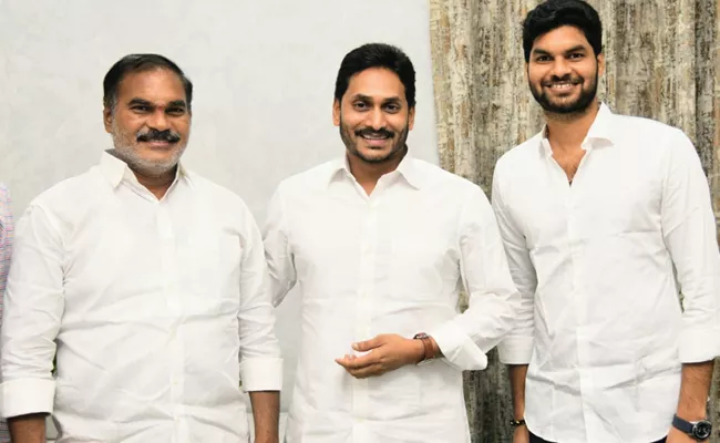 YSRCP Leader Thota Trimurthulu Meets CM YS Jagan - Sakshi