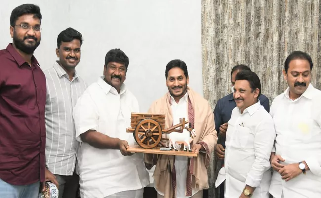 YSRCP Leader Moshen Raju Meets CM YS Jagan - Sakshi