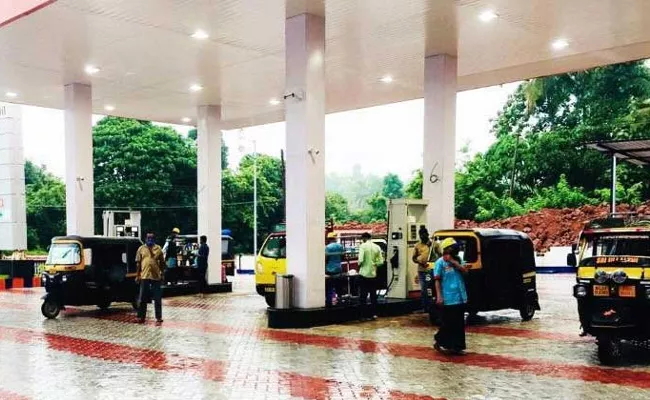 Kerala Petrol Pump Offers 3 Litres Of Fuel  Free, Despite Prices - Sakshi