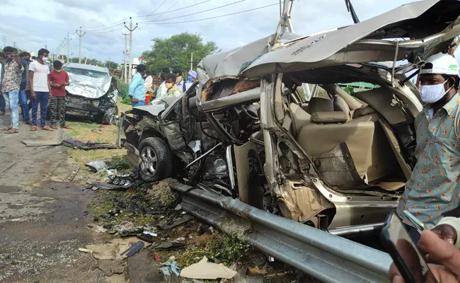 Two Cars Collide Opposite Direction Four Lost Life In Kodangal Highway - Sakshi