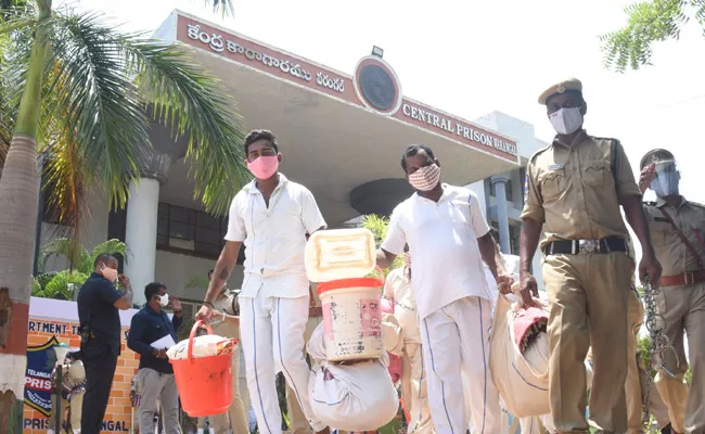 Warangal Central Jail :  956 Prisoners Will Shift To Different Jails In State - Sakshi