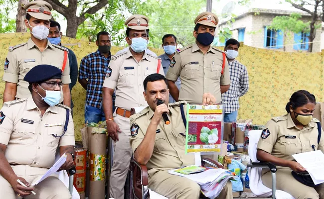 Police Arrested Fake Seed Covers Gang In Kurnool District - Sakshi