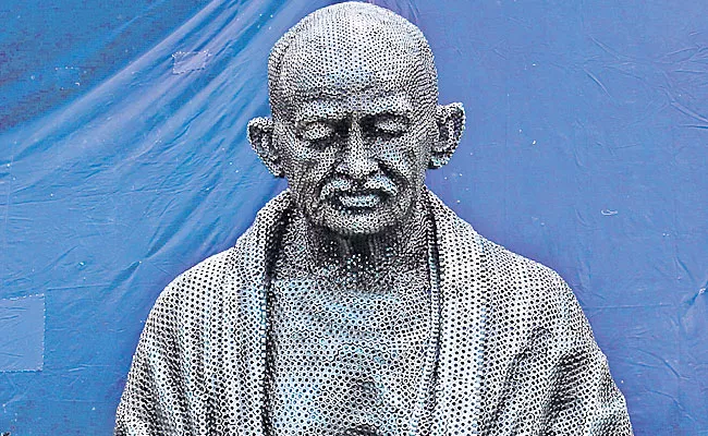 Mahatma Gandhi Sculpture With 75 Thousand Iron Scrap in Tenali - Sakshi