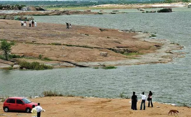 Two Doctors Ends Life In Shamirpet Pond - Sakshi