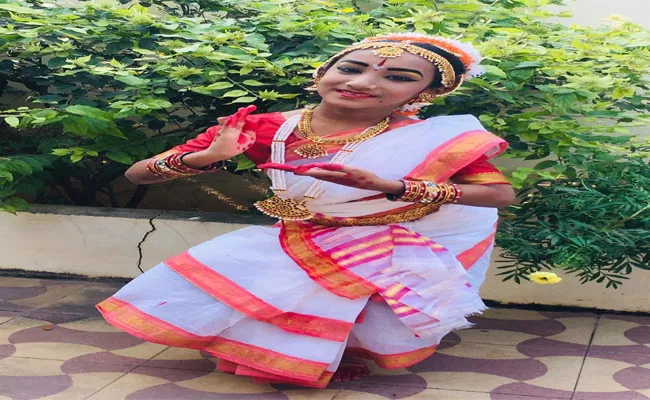 10 Years Small Girl Shows Talent In Hindustani Dance And Mortialarts In Vemulwada - Sakshi