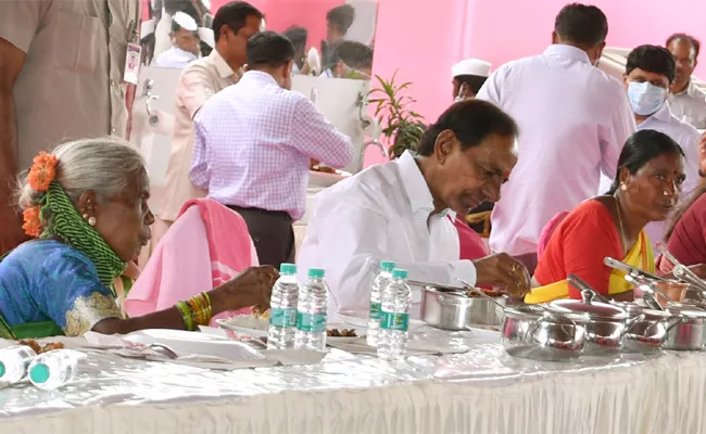 KCR Vasalamarri Visit Old Woman Happy To Have Lunch With CM - Sakshi