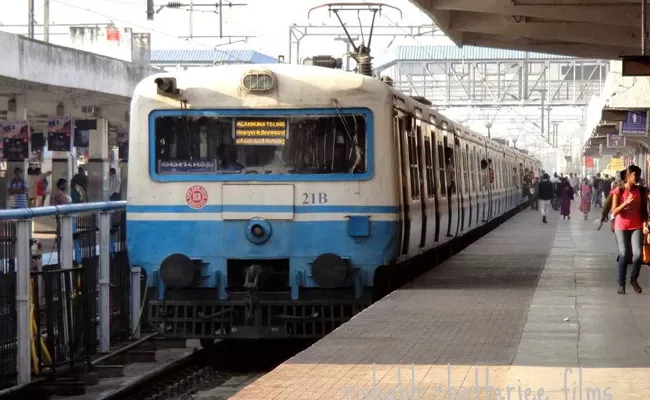 Hyderabad: Extended Season Tickets For MMTS Passengers - Sakshi