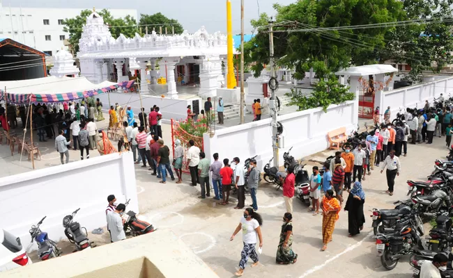 People Queue On Anandaiah Medicine And Corona Vaccine In Nalgonda - Sakshi