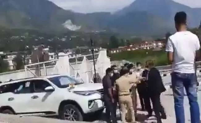 Scuffle Between Kullu SP And CM Security Staff In Himachal Pradesh - Sakshi