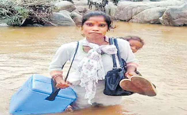 Jarkhand Health Worker Crosses River For Duty In Viral Pic - Sakshi