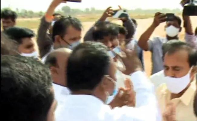 Farmers Blocked TDP Leaders In Nellore Sarvepalli - Sakshi