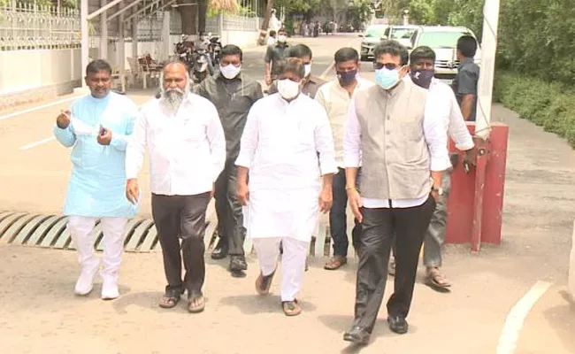 Telangana Congress Leaders Meet Governor TamilSai - Sakshi