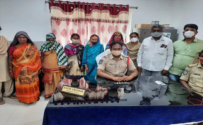 Lady Thief Gang Arrested In Khammam - Sakshi