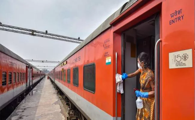 Delhi Goa Rajdhani Express Derails In Maharashtra Tunnel - Sakshi