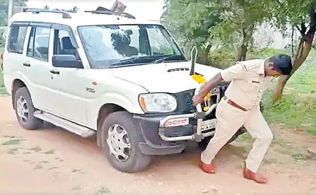 Circle Inspector Himself Dragged The Vehicle 20 Meters In Karnataka - Sakshi