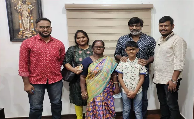 Vijay Sethupathi Fulfills The Wish Of A Cancer Patient - Sakshi