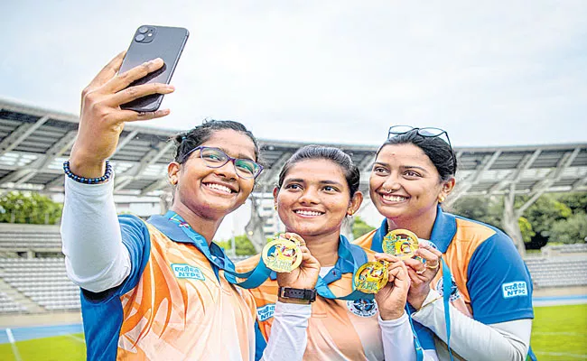 Gold medal hat-trick for Deepika Kumari at Archery World Cup - Sakshi